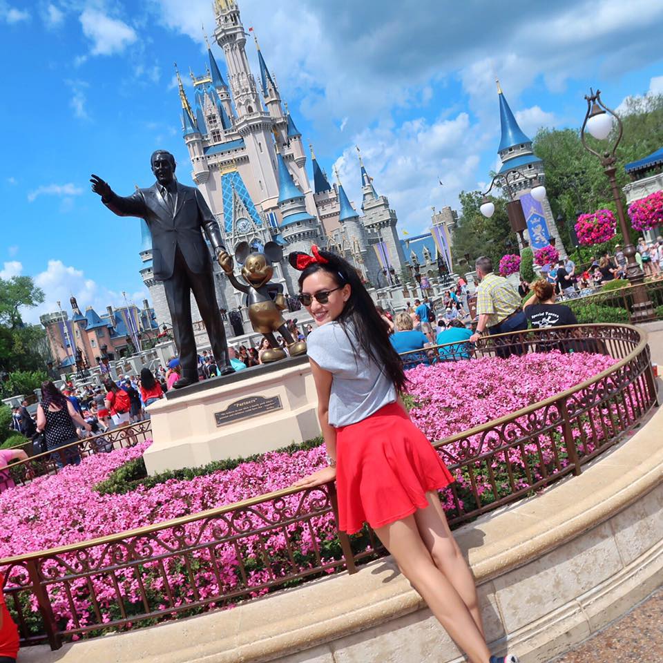 Eve in Walt Disney World in front of the castle